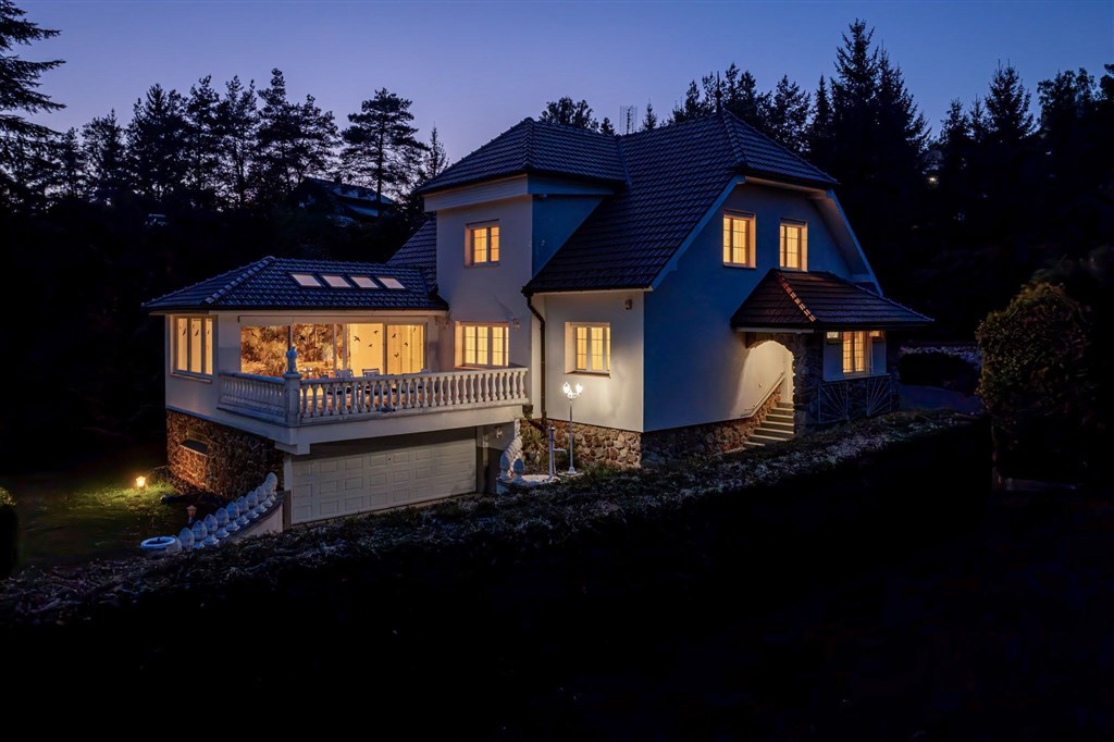 Exteriér domu - noční pohled 2